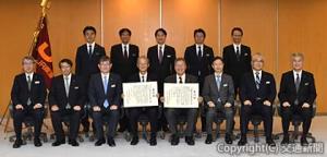 表彰式に出席した丹羽社長（前列右から３人目）、辻Ā村本部長（同４人目）、坂上支社長（同５人目）ら（ＪＲ東海提供）