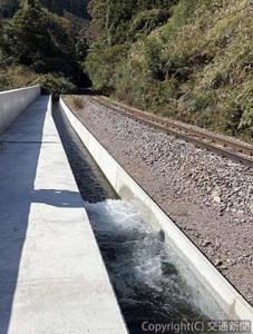 トンネル湧水を発電施設へと送る線路脇水路（ＪＲ九州提供）
