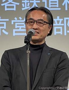 あいさつする石井部長