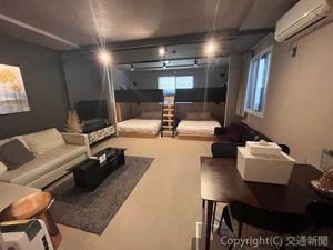 札幌市中央区のアパートメントホテル「ＵＣＨＩ　Ｌｉｖｉｎｇ　Ｓｔａｙ　ＡＯＺＯＲＡ」の定員最大７人の客室（北海道ジェイ・アール都市開発提供）