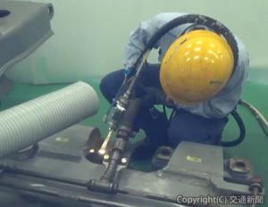 レーザブラスト技術を用いた塗膜除去作業（ＪＲ東海提供）