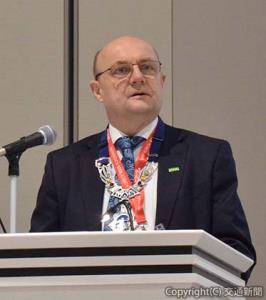 あいさつするゴジェイエフスキ会長