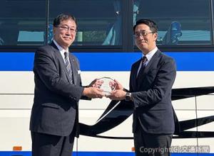 提携式に出席した小塙社長（左）と石川副社長（ジェイアールバス関東提供）