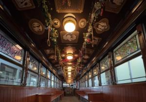 「クリスマス電車」の車内イメージ（岡山電気軌道提供）