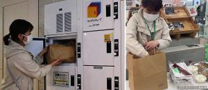 ㊧マルチエキューブに取り置き商品を入れるマルシェスタッフ㊨マルシェで事前購入された商品を袋詰めする様子