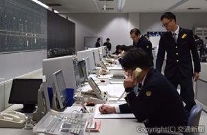 第２総合指令所で列車制御を担う指令員