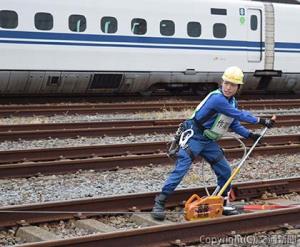 新たに工具を使って少人数で行う応急復旧時の架線張り上げ作業