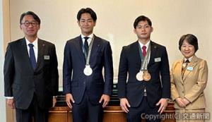 喜㔟社長（左端）、伊藤副社長（右端）を表敬訪問した江島選手（左から２人目）と蒲生選手（同３人目）（ＪＲ東日本提供）