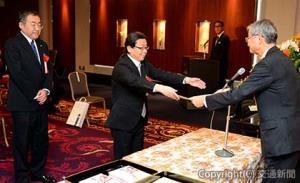 真貝委員長（右）から表彰状を受け取る貨物鉄道論文賞の受賞者