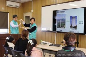 再エネの話を熱心に聞く参加者（ＪＲ水戸支社提供）