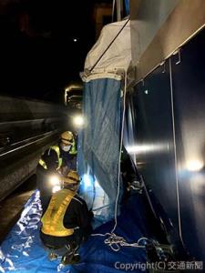 非常用脱出シューターを使った訓練の様子（東京モノレール提供）