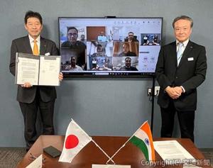 契約書に署名した原田社長（左）（日本線路技術提供） 