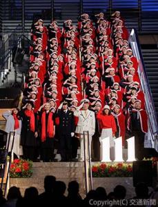 大階段で合唱した団員ら（東京ステーションシティ運営協議会提供）