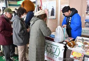 八戸駅でのマルシェイベント（ＪＲ東日本青森支店提供）