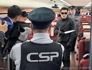 上越新幹線高崎―大宮間の車内で行われた不審者対応訓練（ＪＲ東日本提供）