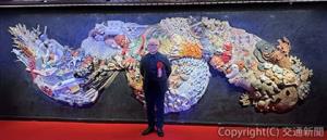 作品の前で記念撮影を行う大友氏