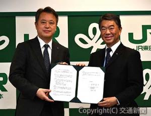 協定書に署名した高岡本部長（左）と村井知事（ＪＲ東日本提供）