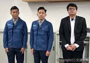 入社したウィランタラさん（左）、ラフマンさん（中央）＝東日本電気エンジニアリング 提供＝