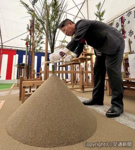 刈初（かりそめ）の儀を行う森事業開発本部長