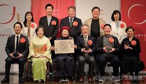 東京都内で行われた２０２５年表彰式で記念撮影に臨む受賞者ら（ＪＲ九州提供） 