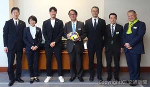 記念撮影する喜勢社長（中央）、小林監督（右から３人目）ら