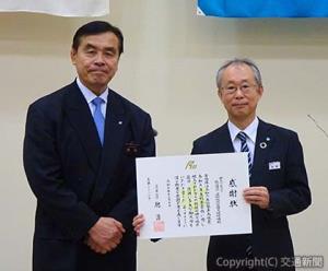 謝状の贈呈式が行われ、馳浩県知事は綿貫正明鉄道・運輸機構理事に賞状を手渡し、関係者の尽力に謝意を示した（鉄道運輸機構提供）