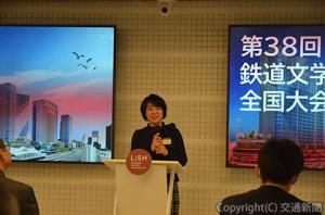 あいさつする中川会長