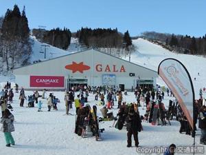 今シーズンも訪日客らで初日からにぎわいをみせたＧＡＬＡ湯沢スキー場