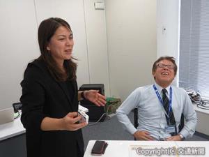 講師の指導の下、専用機器を使って痛みを体感する男性管理職