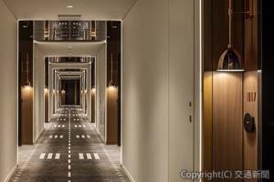 滑走路をイメージさせる客室フロアの廊下（ホテルメトロポリタン羽田提供）