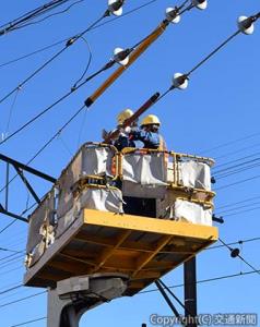 2025年度「施設・電気合同災害対応訓練会」での電力系統では、他系統の社員と共に軌陸高所作業車のバケットに乗り、実物を前に架線の種類や防護方法を説明するなど、相互に理解を深めた