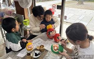  大好きなピカチュウ風のだるま作りに挑戦！耳やしっぽを上手に描いていく