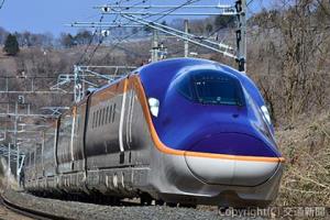 山形新幹線「つばさ」で活躍するＥ８系新幹線車両。３月14日のダイヤ改正で「つばさ」はＥ８系に統一され、一部列車の所要時間が４分短縮される。２０２６年度末には福島駅の新アプロー（交通新聞クリエイト撮影）