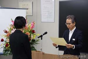 受賞者を表彰する池田社長（右）＝ＪＲシステム提供＝