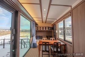 客室の窓からは函館駅ホームが見える（北海道ジェイ・アール都市開発提供）