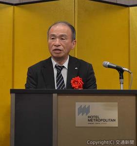 あいさつする黒岩会長