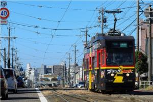 「ブラックサンダーまみれ電車」のイメージ（豊橋鉄道提供）