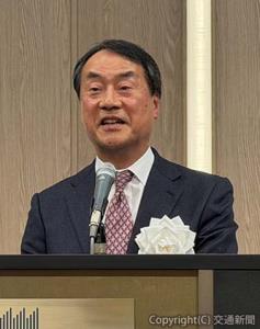 あいさつする西山会長
