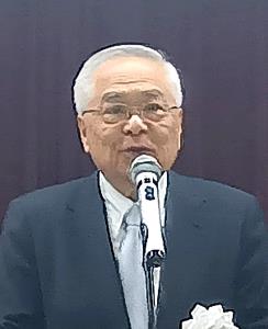 あいさつする冨田日本交通協会会長