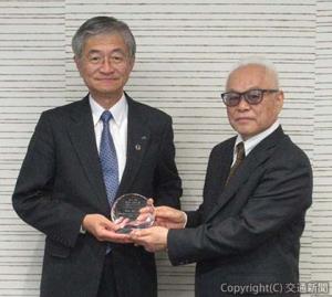 第11回「物流人間大賞」を受賞した真貝氏（左）＝ＪＲ貨物提供＝