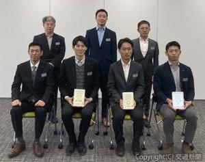 新関信執行役員・東京建設ＰＭＯ所長（前列左端）と最優秀賞、エコタル賞の受賞者（ＪＲ東日本提供）