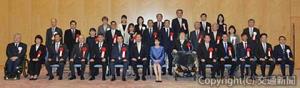 表彰式に出席した受賞者ら（内閣府提供）