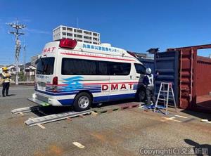 「令和６年度大規模地震時医療活動訓練」でオープントップコンテナに救急車を積み込む様子＝神戸貨物ターミナル駅＝（ＪＲ貨物提供）