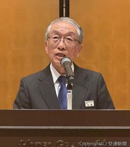 あいさつする佐藤会長