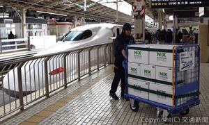東京駅ホームで行われた荷物運搬作業のデモ