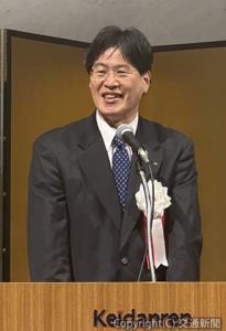 あいさつする清水会長