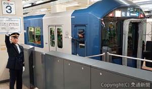 初発列車に出発合図を送る谷﨑駅長