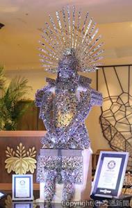 豊臣秀吉のかぶとをモチーフにしたステンドグラス製の巨大甲冑（ジェイアール東海ホテルズ提供）