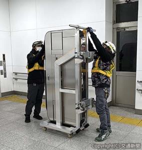 自動改札機用直立式運搬台車「Ｋａｉ―Ｕｎ（カイウン）」を使用した自動改札機取り換え工事を実施（ＪＲ東日本高崎支社提供） 