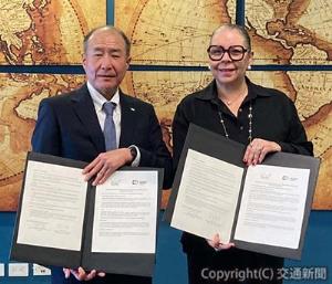 締結式に出席した吉田社長（左）＝日本旅行提供＝